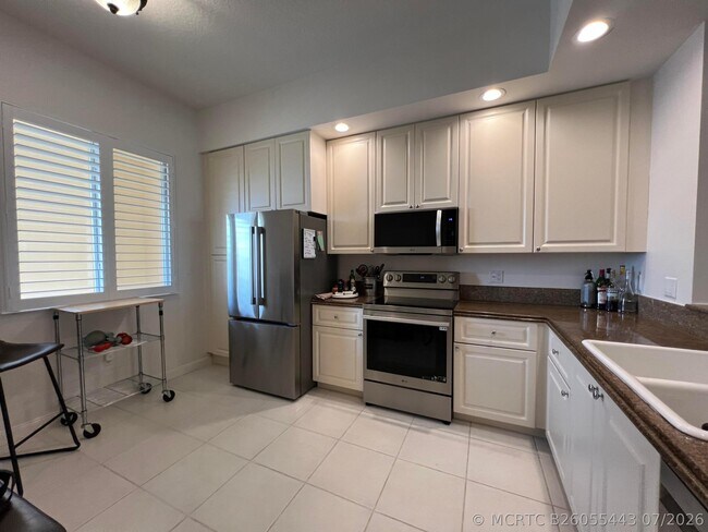 Building Photo - 13 Harbour Isle Dr W