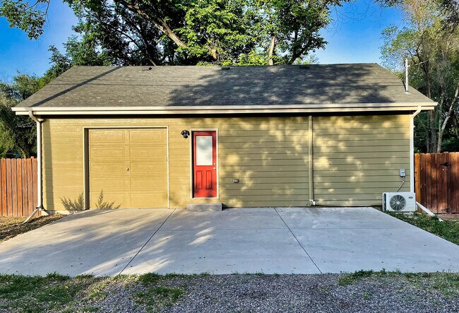 Back of unit and parking - 1047 Venice St