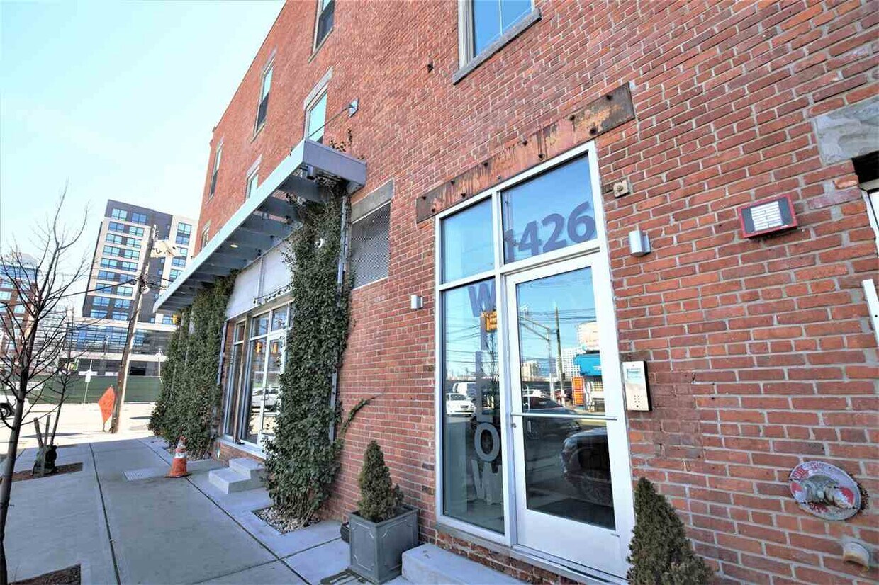 Primary Photo - 1426 Willow Ave