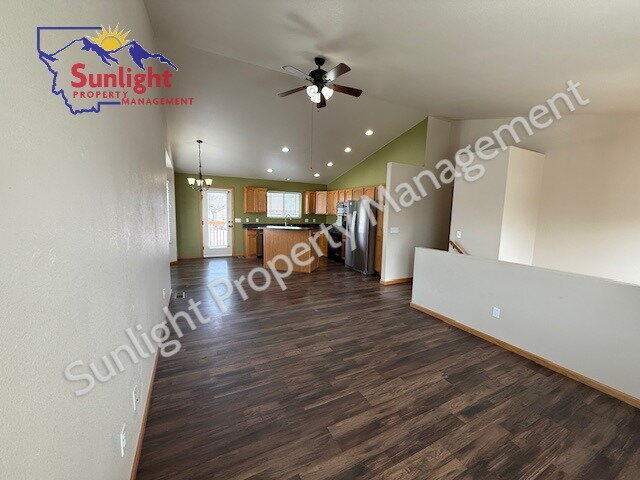 Foto del edificio - 3 Bed 3 Bath with 2 Car Attached Garage