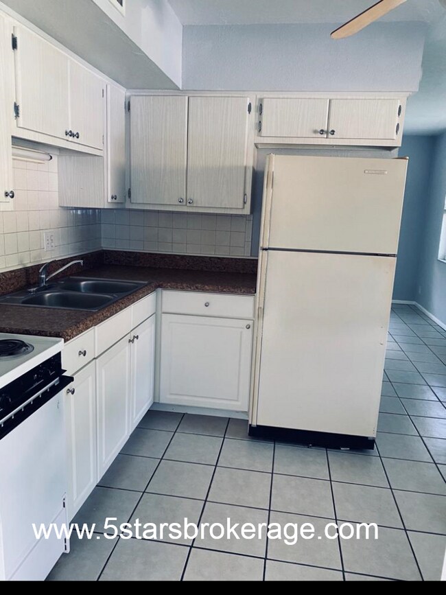 Foto del edificio - 3493 Dahlia Pl