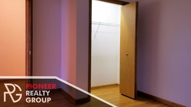 Building Photo - 3 bedroom in CHICAGO IL 60613