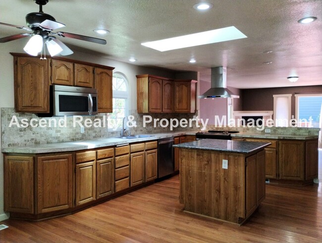 Foto del edificio - Spacious One Level Open Floor Plan with La...