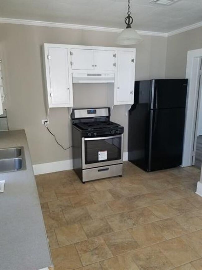 Building Photo - 3-Bedroom, 1-bathroom home!