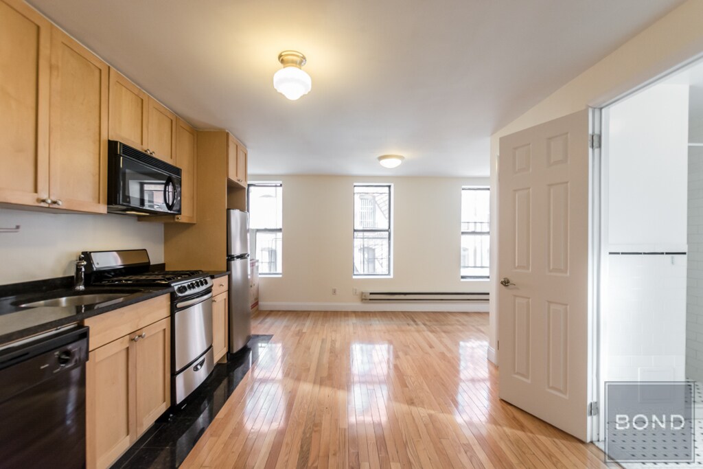 Building Photo - 273 Mott St