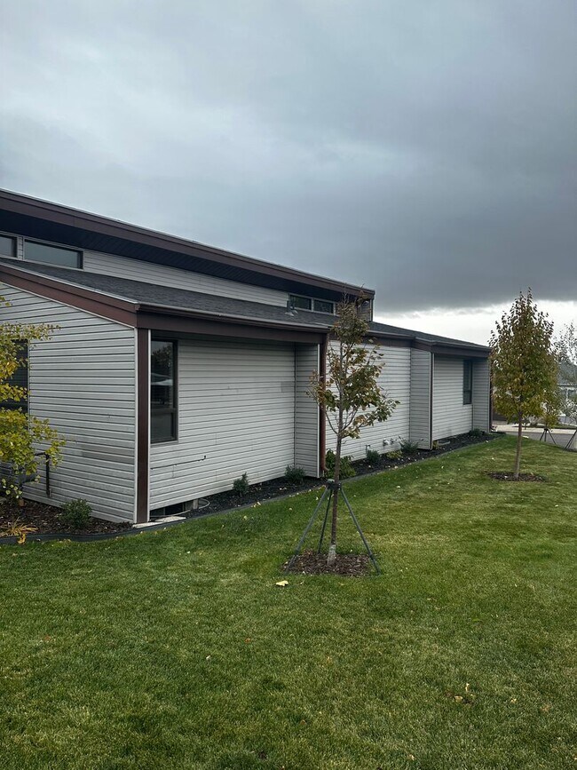 Foto del edificio - MOVE IN SPECIAL-- DECEMBER RENT FREE--Wonderful Single-Family Home in The Highland Area