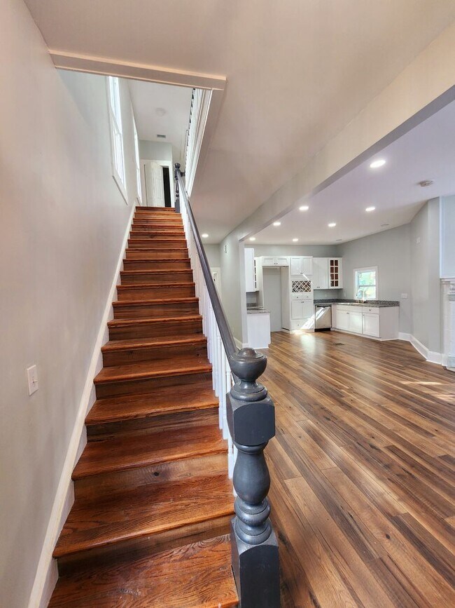 Foto del edificio - Completely Updated 4 bed 2 1/2 bath Home I...