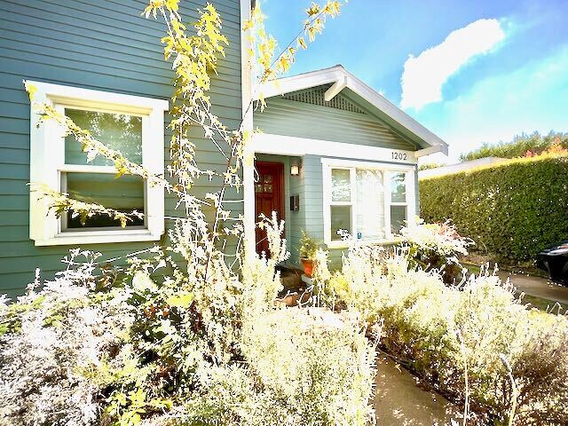 Front - 1202 N Poinsettia Plz