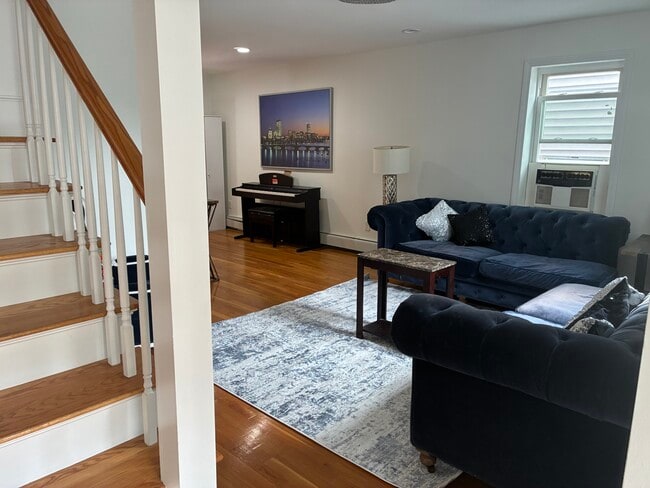 Foto del edificio - 213 Rindge Ave
