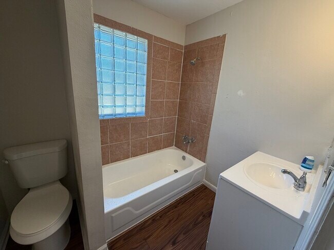 Building Photo - 3/2 Orlando Home Large Back Yard Immediate Move In!