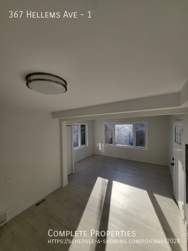 Building Photo - Main Floor 2 Bedroom with Back Deck, Priva...