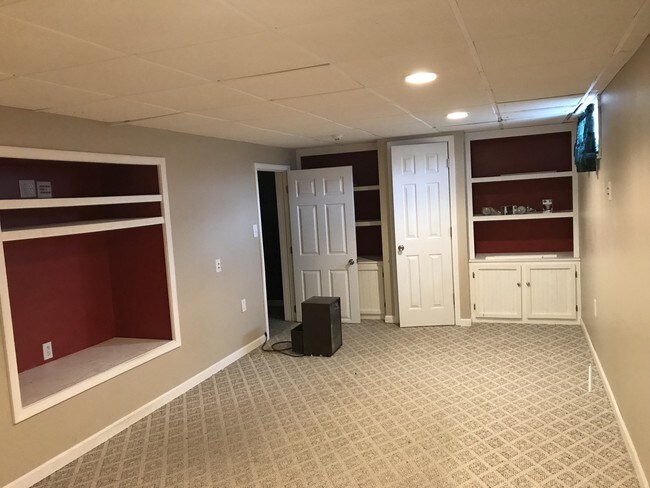 Sala de estar en el sótano - 8 Bay Heights Cir