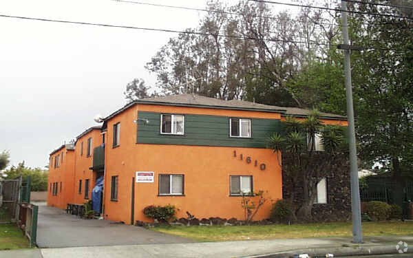 Building Photo - 11610 Oxnard St