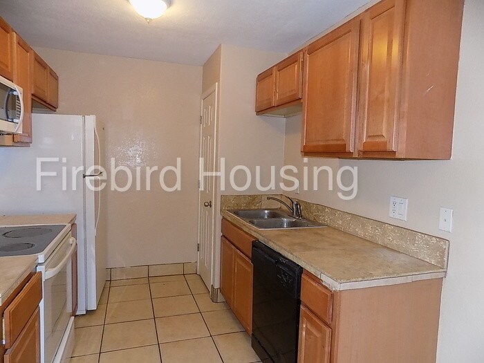 Primary Photo - 4117 E Moreland St