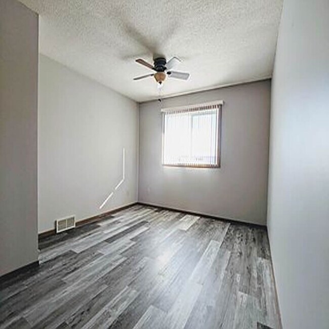 Building Photo - 230 Leighton Dr