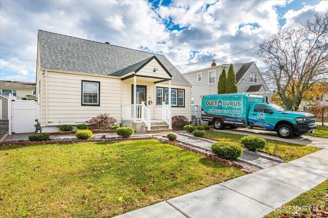 Building Photo - 14 Linden St