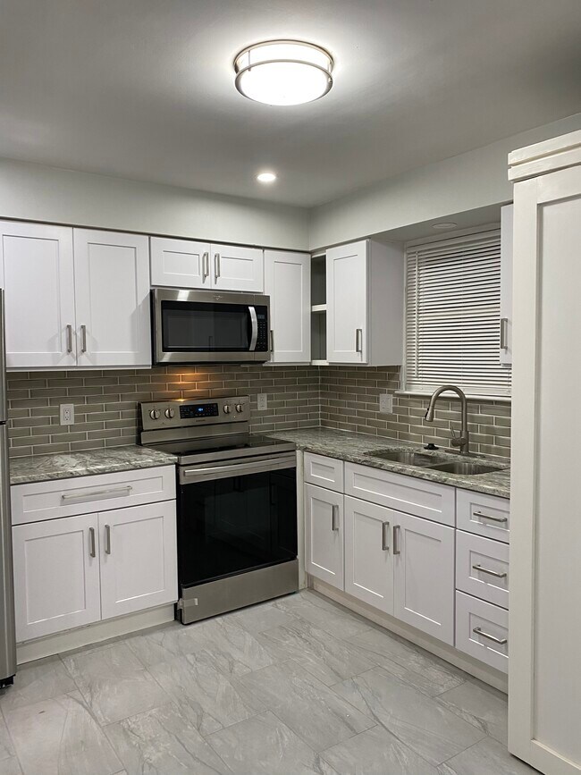 Building Photo - 1827 Ego Dr