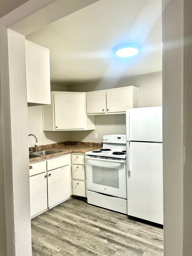 Building Photo - Don't miss out on this lovely first floor ...