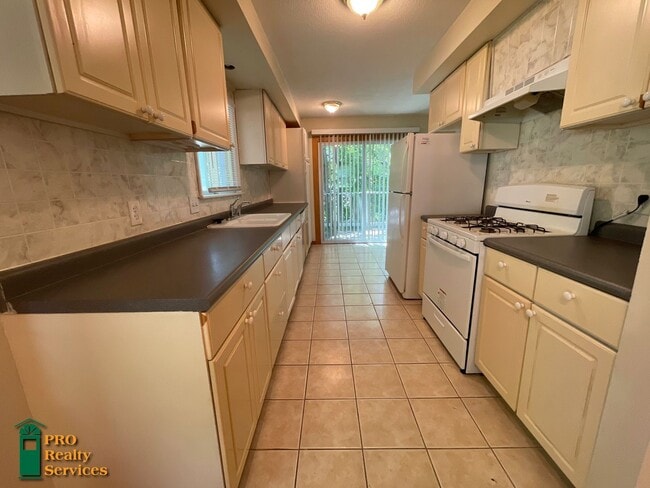Building Photo - 4 Bedroom Home One Block from Medicine Lake