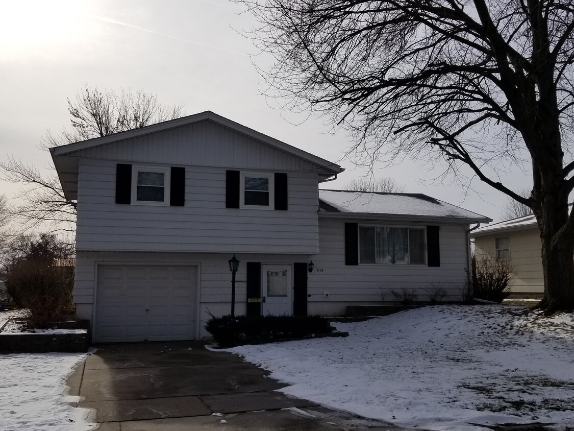 1113 Summit Hills Dr, Bettendorf, IA 52722 House Rental in Bettendorf