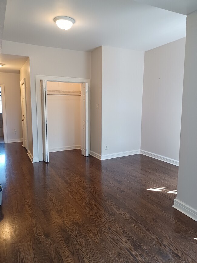 gran espacio de armario - 5311 S Maryland Ave