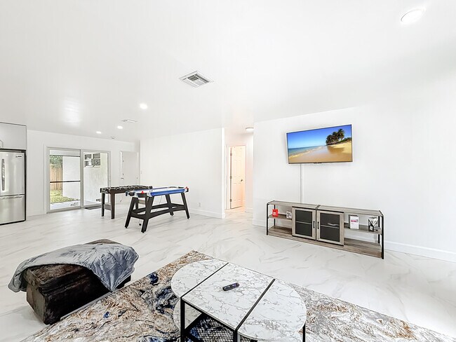 Building Photo - 635 Kingbird Cir