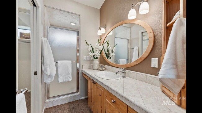 La amplia ducha principal tenía dos rociadores. - 1923 S Teal Ln