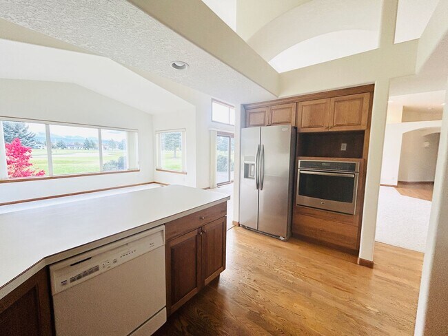 Foto del edificio - Beautiful Home on Village Greens with Vaulted Ceilings~A rare find!