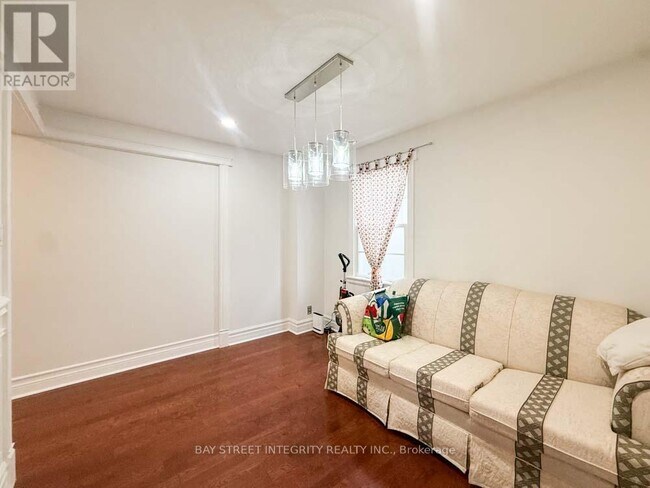 Photo du bâtiment - 275 Estelle Ave