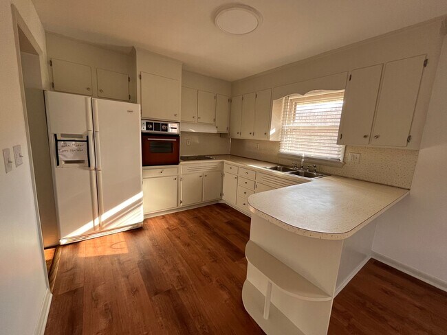 Building Photo - 3 Bedroom, 2 Bath House with Huge Yard