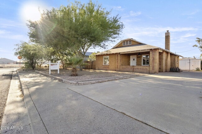 Building Photo - 1950 W Palm Ln