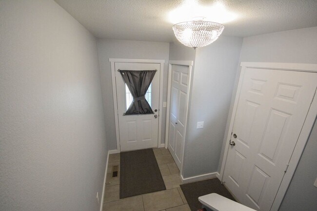 Foto del edificio - Gorgeous 4br home on nice lot with no back...