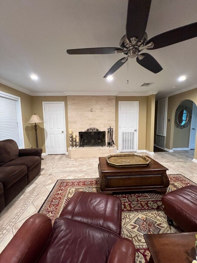 Building Photo - Home for lease