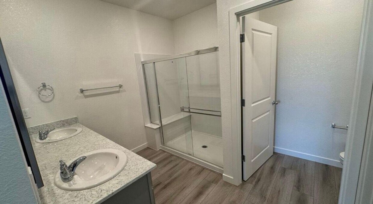 Foto del edificio - BRAND NEW (Solar) 4/2 w/Massive Backyard Roseville!  *Please read entire ad for viewings!!