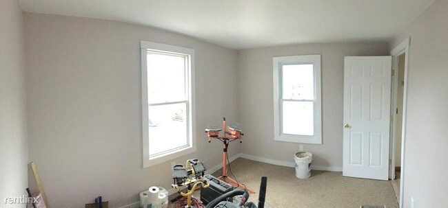 Building Photo - 3 br, 1 bath Triplex - 24 Washburn St