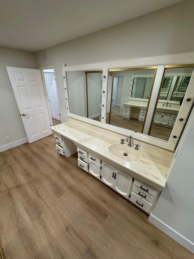 Foto del edificio - 1543 Willowbrook Dr