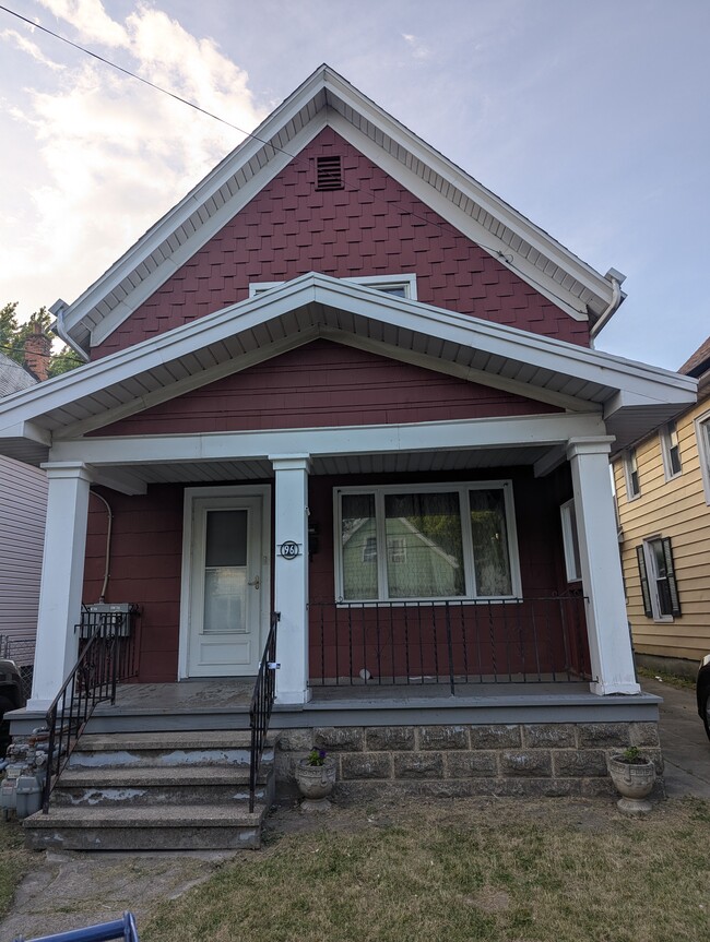 Building Photo - 96 Dempster St