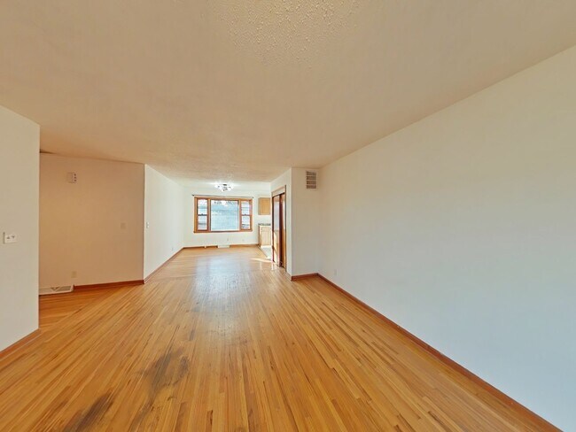 Building Photo - 735 N Valleyview St