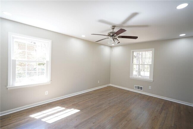 Building Photo - 2221 Pinecliff Dr NE