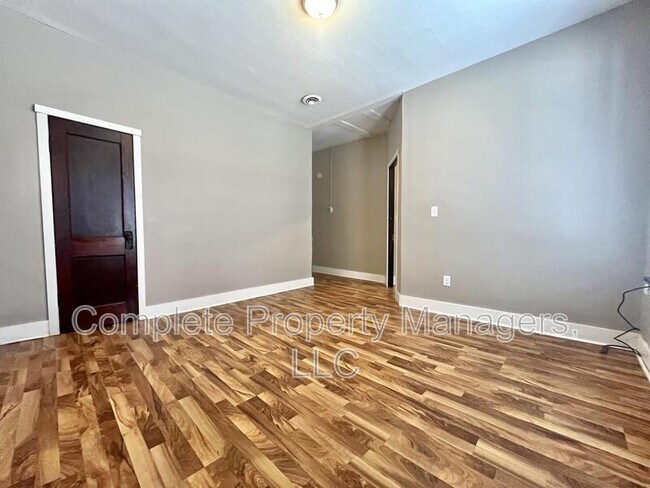 Foto del edificio - 326 E Washington St