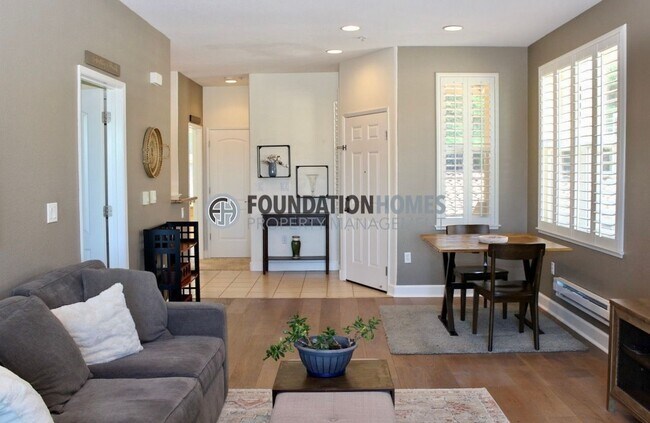 Foto del edificio - FURNISHED -Top-floor end-unit Condo UTILIT...