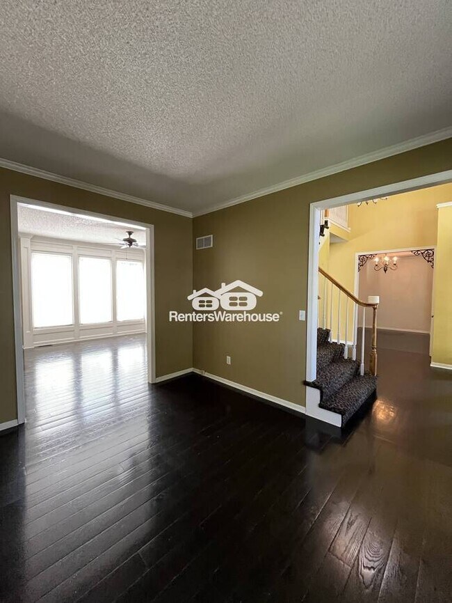 Building Photo - Large 4-Bed Home in Overland Park with Finished Basement and a Deck (Schedule Self-Tour Online)