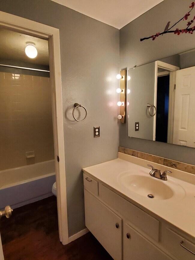 Bath with separate sink - 925 Columbia Rd