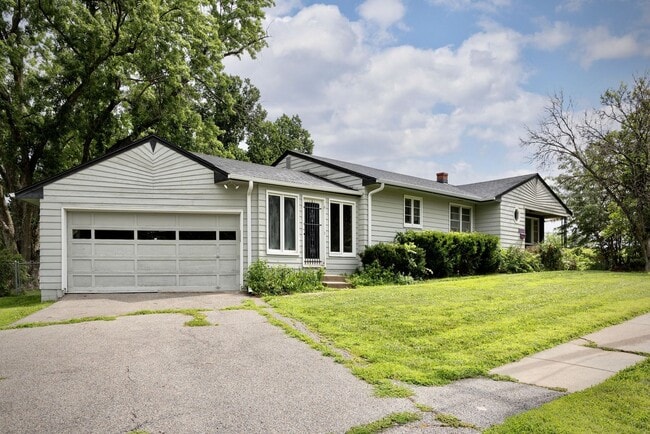 Building Photo - Beautiful 3-Bed, 2-Bath Home in West Omaha!