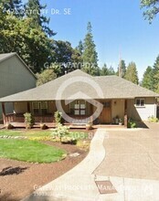 Building Photo - 675 Ratcliff Dr SE