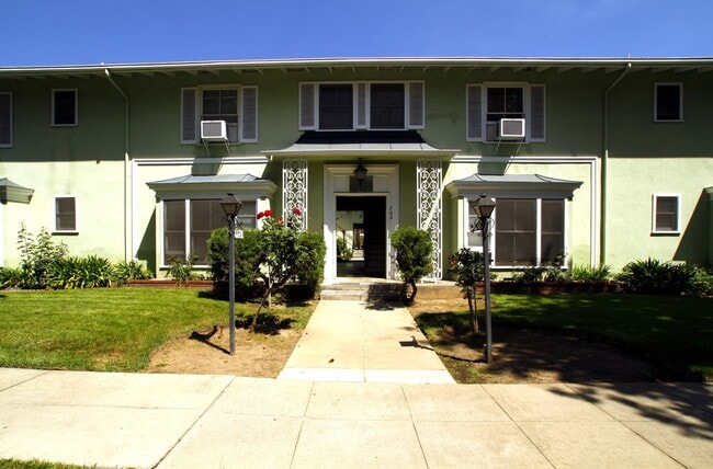 Foto del edificio - 706 Brent Ave