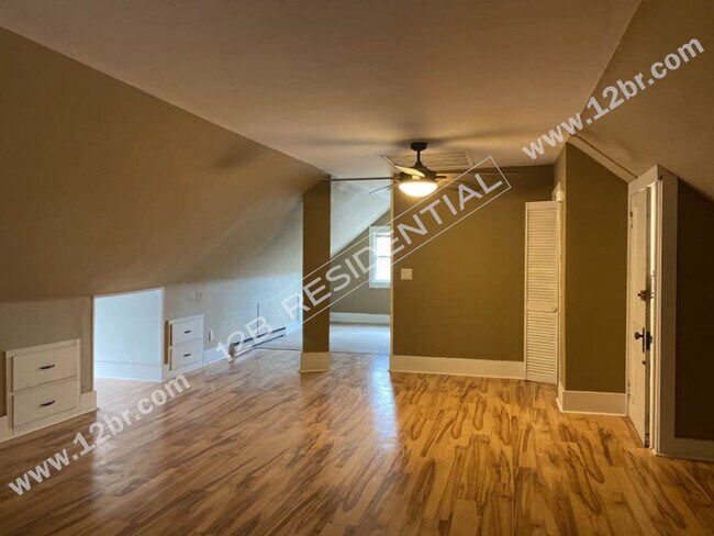 Building Photo - 2-Bedroom 3rd Story Unit in Toledo's Histo...