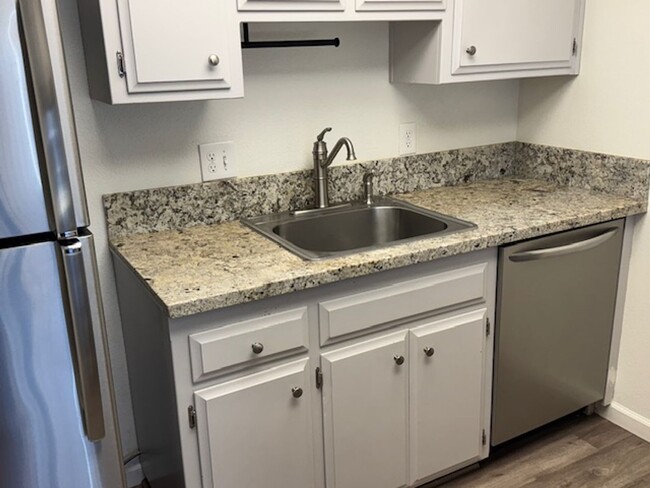 Foto del edificio - Updated 2 Bed / 1 Bath Duplex in Orangeval...