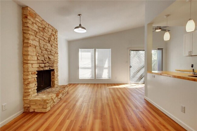 Foto del edificio - 12820 Copper Cliff Ave