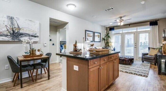 Foto del edificio - 8401 Memorial Ln